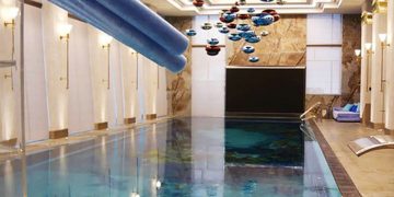 FBK 보고서에 등장하는 푸틴 대통령의 '초호화 별장'내 수영장 시설. 사진 홈페이지 캡처