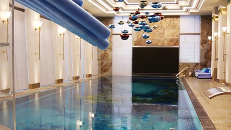 FBK 보고서에 등장하는 푸틴 대통령의 '초호화 별장'내 수영장 시설. 사진 홈페이지 캡처