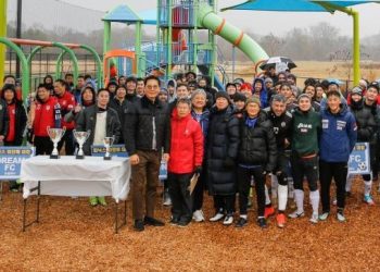 피닉스FC 회장배 축구대회에 참가한 선수들이 한자리에 모였다.