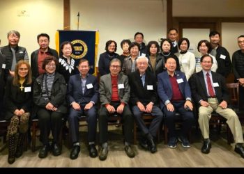 동문회 참석자들이 한자리에 모였다.