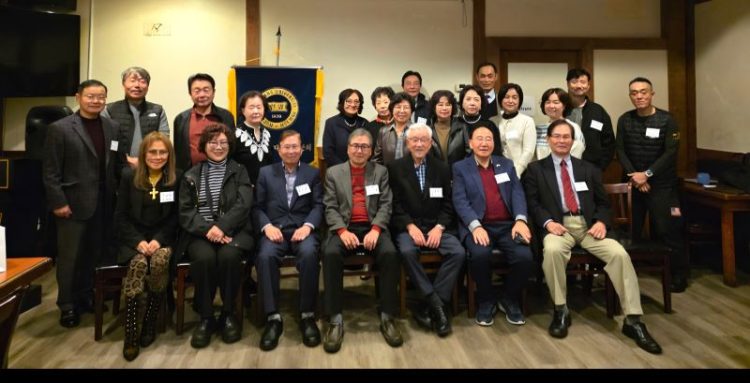 동문회 참석자들이 한자리에 모였다.