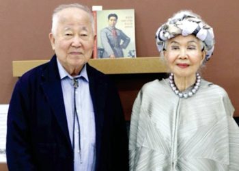전각 병풍을 한국으로 기증한 앤드류 김(왼쪽), 완균라 김. [완균라 김씨 제공]
