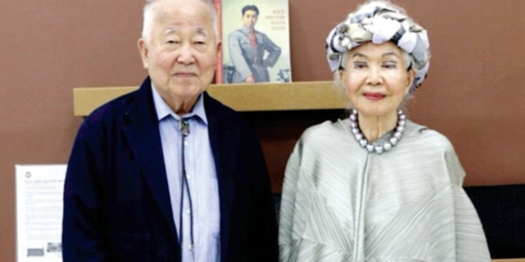 전각 병풍을 한국으로 기증한 앤드류 김(왼쪽), 완균라 김. [완균라 김씨 제공]