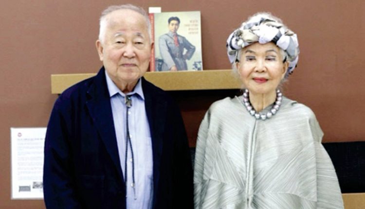 전각 병풍을 한국으로 기증한 앤드류 김(왼쪽), 완균라 김. [완균라 김씨 제공]