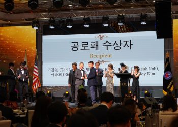 18일 열린 50주년 기념식에서 한오동 조지아 한인상의 회장이 이경철 제22대 회장에게 공로패를 전달했다.