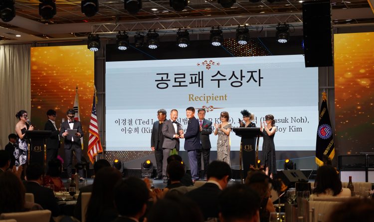 18일 열린 50주년 기념식에서 한오동 조지아 한인상의 회장이 이경철 제22대 회장에게 공로패를 전달했다.