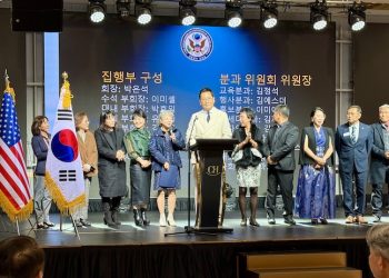 한인회 집행부가 참석자들에게 인사하며 한 해를 마무리했다. 윤지아 기자.