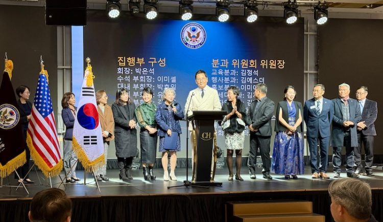 한인회 집행부가 참석자들에게 인사하며 한 해를 마무리했다. 윤지아 기자.