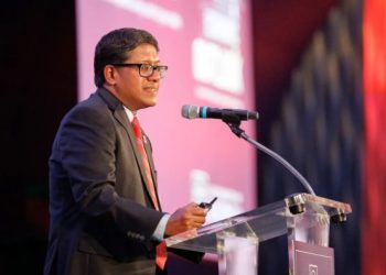 UGA 경영대학 산타누 채터지 학장이 내년 조지아 경제 전망을 발표하고 있다.  [UGA 홈페이지 캡처]