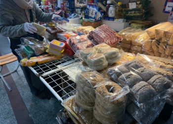 22일 남대문시장에서 상점 주인 안모(73)씨가 자신이 파는 수입 치즈·육류·빵 등을 정리하고 있다. 남수현 기자