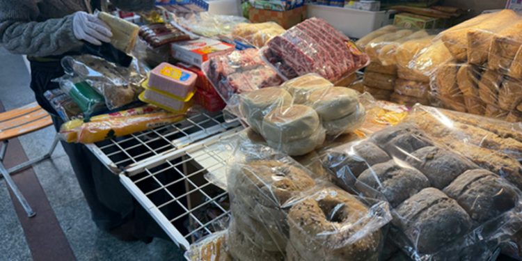 22일 남대문시장에서 상점 주인 안모(73)씨가 자신이 파는 수입 치즈·육류·빵 등을 정리하고 있다. 남수현 기자