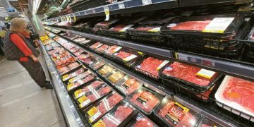 랄프스 정육부에서 고객이 소고기 가격을 살피고 있다. 김상진 기자.