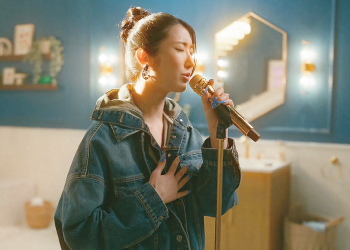 수퍼보울 광고 티저 영상에서 '케이팝 데몬 헌터스'의 주제가를 맡은 가수 이재가 노래를 부르고 있다. [리퀴드 I.V 유튜브 캡처·넷플릭스 제공]