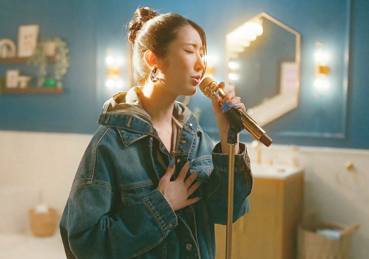 수퍼보울 광고 티저 영상에서 '케이팝 데몬 헌터스'의 주제가를 맡은 가수 이재가 노래를 부르고 있다. [리퀴드 I.V 유튜브 캡처·넷플릭스 제공]