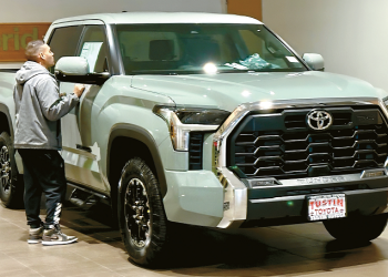 터스틴오토몰의 한 딜러에서 쇼핑객이 풀사이즈 픽업트럭을 살펴보고 있다. 박낙희 기자