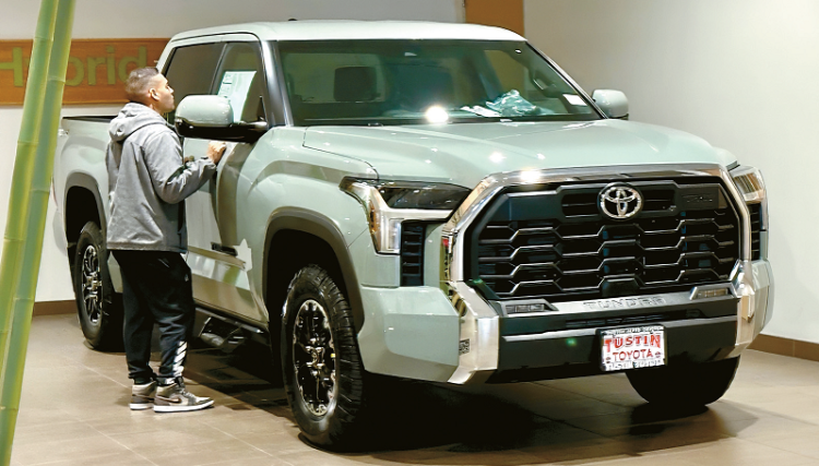터스틴오토몰의 한 딜러에서 쇼핑객이 풀사이즈 픽업트럭을 살펴보고 있다. 박낙희 기자