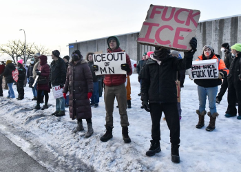 8일 미국 미네소타주 세인트폴에서 시민들이 최근 이민당국 ICE 요원의 총격으로 37세 여성이 숨진 사건과 관련해 항의 시위에 나섰다. AFP=연합뉴스