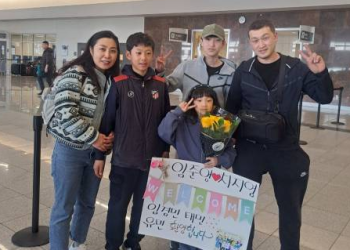 2024년 2월 15일 애틀랜타 지역 교인들이 공항에서 꽃과 피켓을 들고 임준영씨 가족을 환영했다. [임준영씨 제공]