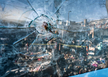 26일 미네소타주 미니애폴리스에 설치된 고(故) 알렉스 프레티 임시 추모 장소 인근 창문에 총탄 구멍이 나 있다. [AFP=연합뉴스]