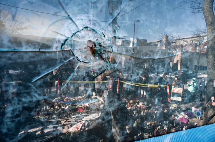 26일 미네소타주 미니애폴리스에 설치된 고(故) 알렉스 프레티 임시 추모 장소 인근 창문에 총탄 구멍이 나 있다. [AFP=연합뉴스]