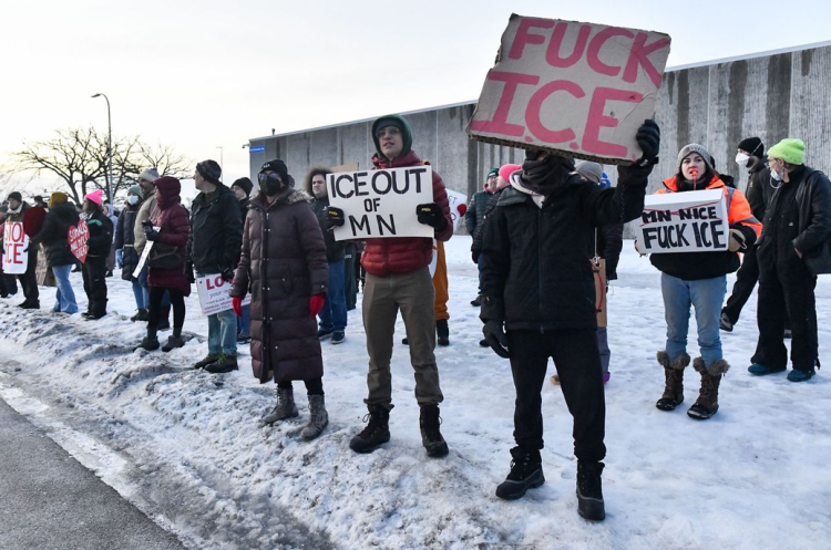 8일 미국 미네소타주 세인트폴에서 시민들이 최근 이민당국 ICE 요원의 총격으로 37세 여성이 숨진 사건과 관련해 항의 시위에 나섰다. AFP=연합뉴스