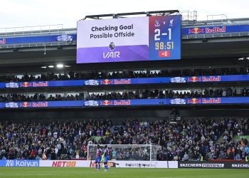 FIFA가 오프사이드 관련 규정을 공격수에 보다 유리한 쪽으로 개정하기 위해 팔을 걷어붙였다. FIFA는 경기 시간 단축 및 득점 증가 등의 긍정적 효과를 기대하고 있다. [로이터]