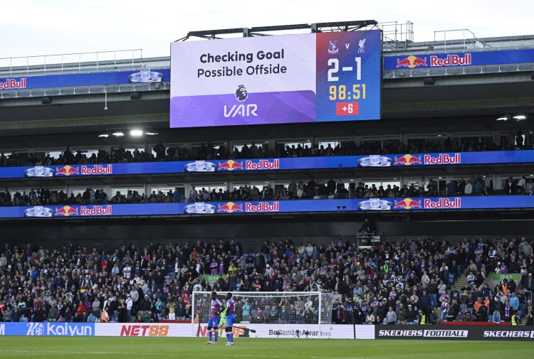 FIFA가 오프사이드 관련 규정을 공격수에 보다 유리한 쪽으로 개정하기 위해 팔을 걷어붙였다. FIFA는 경기 시간 단축 및 득점 증가 등의 긍정적 효과를 기대하고 있다. [로이터]