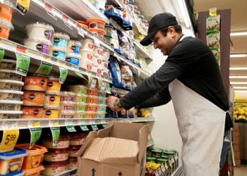 2025년 11월 24일 워싱턴주 레드먼드에 있는 앨버트슨 슈퍼마켓에서 한 직원이 추수감사절 연휴를 앞두고 진열대에 상품을 채워 넣고 있다. [로이터]