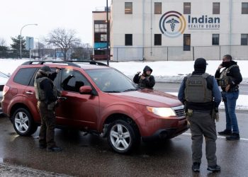 1월 5일, 미네소타주 미니애폴리스에서 ICE요원들이 교통 단속 중 차량을 둘러싸고 있다. [로이터]