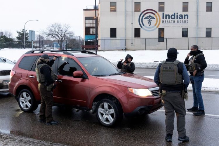 1월 5일, 미네소타주 미니애폴리스에서 ICE요원들이 교통 단속 중 차량을 둘러싸고 있다. [로이터]