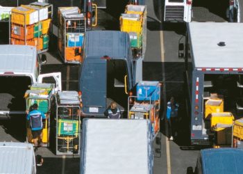 가주 발렌시아에 위치한 아마존 물류센터에서 직원들이 배송트럭에 온라인 주문 상품들을 싣고 있다. [로이터]