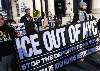 미네소타주 미니애폴리스에서 ICE 요원의 총에 30대 여성이 맞아 숨진 가운데, 8일 맨해튼 폴리스퀘어에서 연방정부의 불법이민자 단속에 반대하는 시위대가 현수막을 들고 행진하고 있다. [로이터]