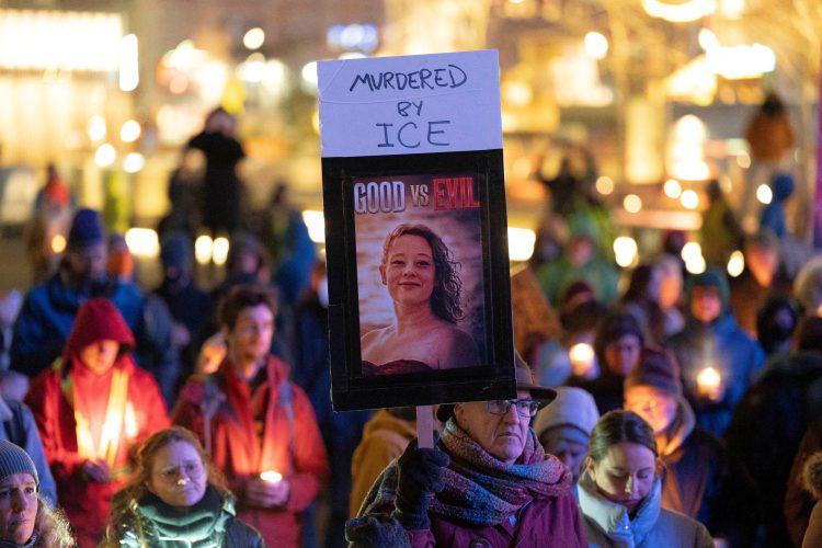 8일 워싱턴주 시애틀에서 이민세관집행국(ICE) 요원의 총에 맞아 사망한 르네 니콜 굿을 추모하는 촛불 집회가 열렸다. 로이터