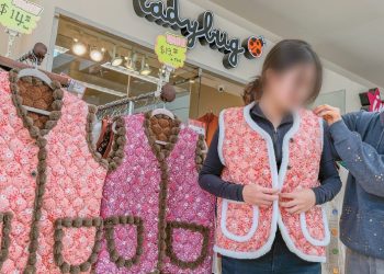 갤러리아 몰의 한인 의류점을 찾은 한인 여성이 김장 조끼를 입어보고 있다. 김상진 기자