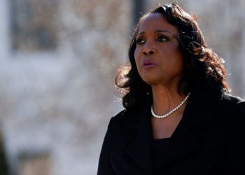 리사 쿡 연방준비제도 이사가 1월 21일 워싱턴 D.C.에 있는 대법원 밖을 걷고 있다. [로이터]