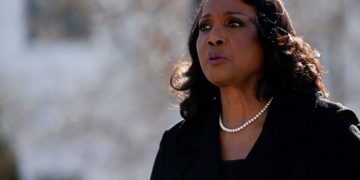 리사 쿡 연방준비제도 이사가 1월 21일 워싱턴 D.C.에 있는 대법원 밖을 걷고 있다. [로이터]