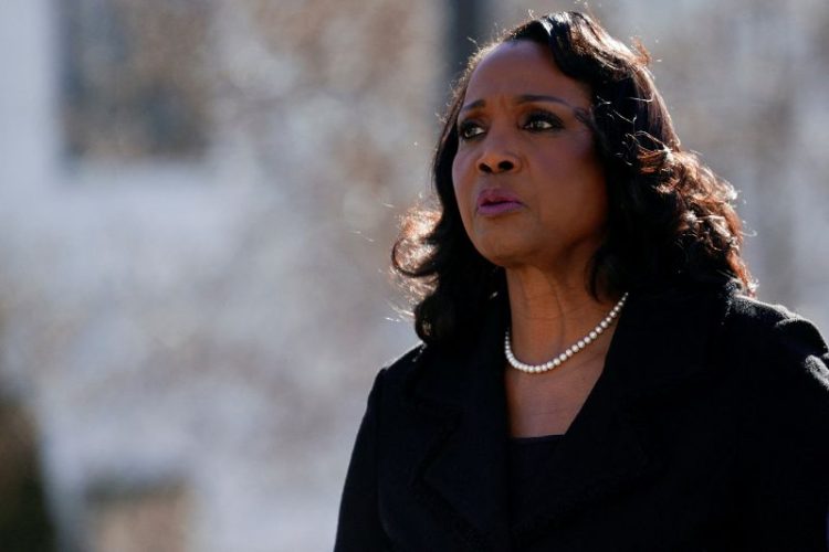 리사 쿡 연방준비제도 이사가 1월 21일 워싱턴 D.C.에 있는 대법원 밖을 걷고 있다. [로이터]