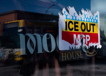 미네소타주 미니애폴리스에서 이민 단속 요원 배치에 반대하는시위가 열린 가운데, 한 상점의 유리창에 붙은 ICE 반대 스티커가 뜯겨져나갔다. 로이터