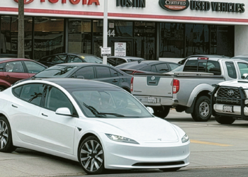 올해 리스 반납 중고 전기차가 급증함에 따라 전기차 구매 적기라는 전망이 나왔다. 터스틴오토몰의 한 중고차 딜러 모습. 박낙희 기자