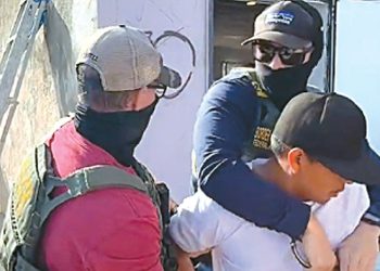 국경 수비대 요원들이 지난 17일 캄튼 지역의 한 교회를 급습해 한 남성을 체포하고 있다. [offixial.bb/틱톡]