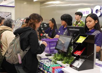 하와이 호놀룰루주에 위치한 CU 하와이 1호점 'CU 다운타운점'에서 손님들이 물건을 구매하고 있다. 사진 BGF리테일