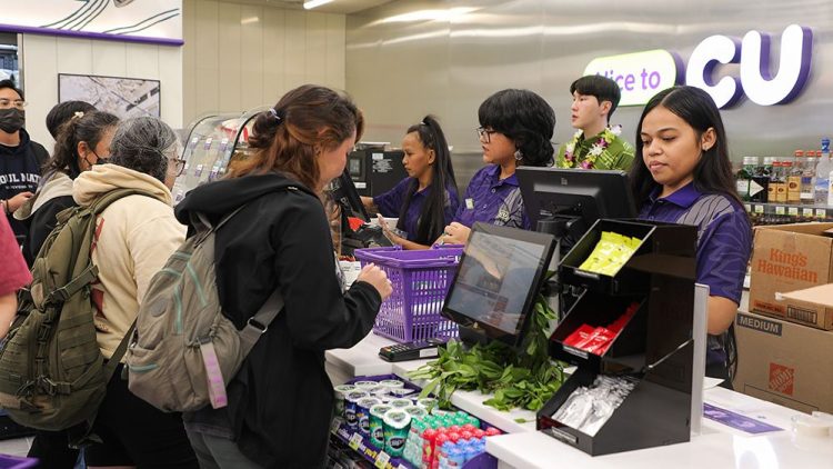하와이 호놀룰루주에 위치한 CU 하와이 1호점 'CU 다운타운점'에서 손님들이 물건을 구매하고 있다. 사진 BGF리테일