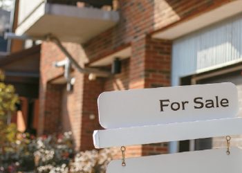 전국에서 콘도 매물이 늘어나며 거래가 장기화되는 가운데, 한 콘도 단지 앞에 매물 판매 안내판이 설치돼 있다.