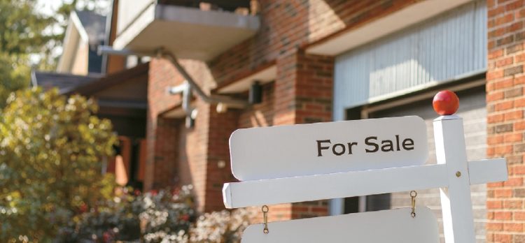 전국에서 콘도 매물이 늘어나며 거래가 장기화되는 가운데, 한 콘도 단지 앞에 매물 판매 안내판이 설치돼 있다.