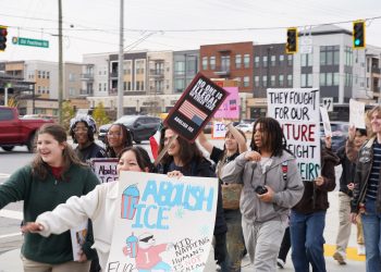 30일 피치트리 릿지 고교 학생들이 도로를 따라 이민단속 반대 행진을 하고 있다. 장채원 기자