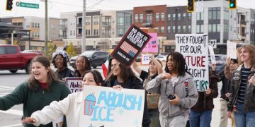 1월 30일 피치트리 릿지 고교 학생들이 도로를 따라 이민단속 반대 행진을 하고 있다. 장채원 기자