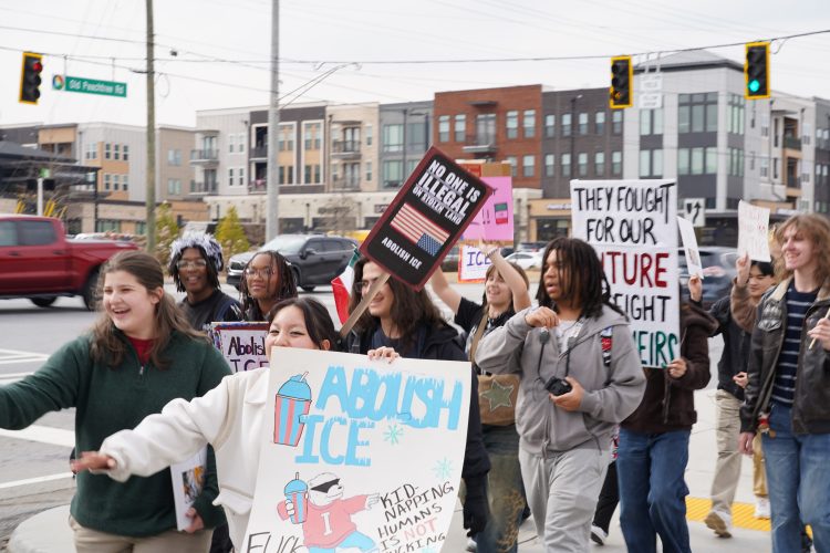 30일 피치트리 릿지 고교 학생들이 도로를 따라 이민단속 반대 행진을 하고 있다. 장채원 기자