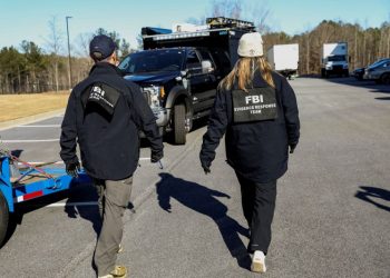 FBI 요원들이 28일 풀턴 카운티 선거사무소 압수수색에 나서고 있다. [로이터]