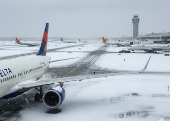 이번 주말 조지아주를 비롯한 남부 일대에 겨울 폭풍이 예보된 가운데, 항공사들은 여행객들이 항공편을 변경하도록 촉구하고 있다. [AI 생성 이미지]