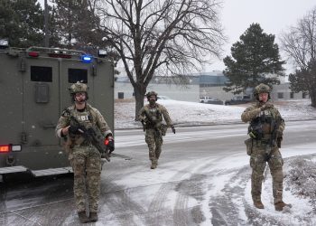 16일 미국 미네소타주 세인트폴에서 연방수사국(FBI) 요원들이 사건 현장을 조사하고 있다. [로이터]